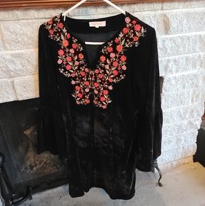SOLITAIRE Black Velvet Embroidered Floral Shift Dress, size xs